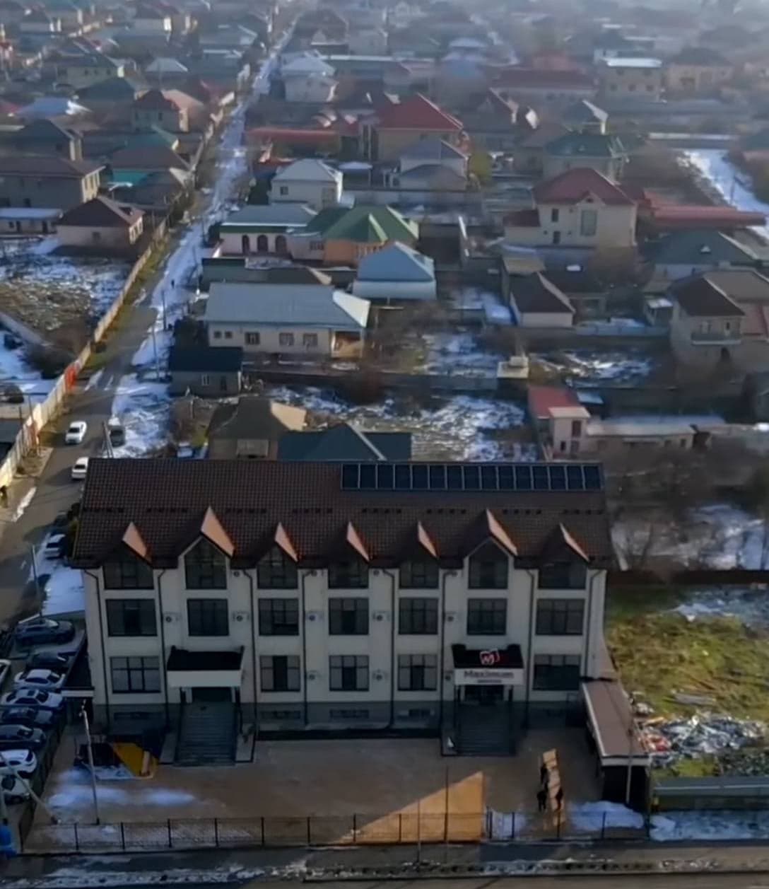 Солнечные панели на крыше школы